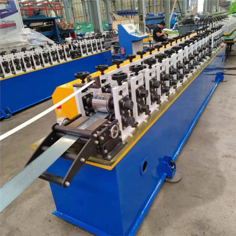 Machine de formage de rouleaux de barres en T au plafond