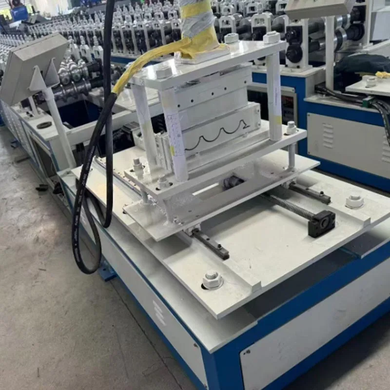 Machine de formage de rouleaux servo non-stop